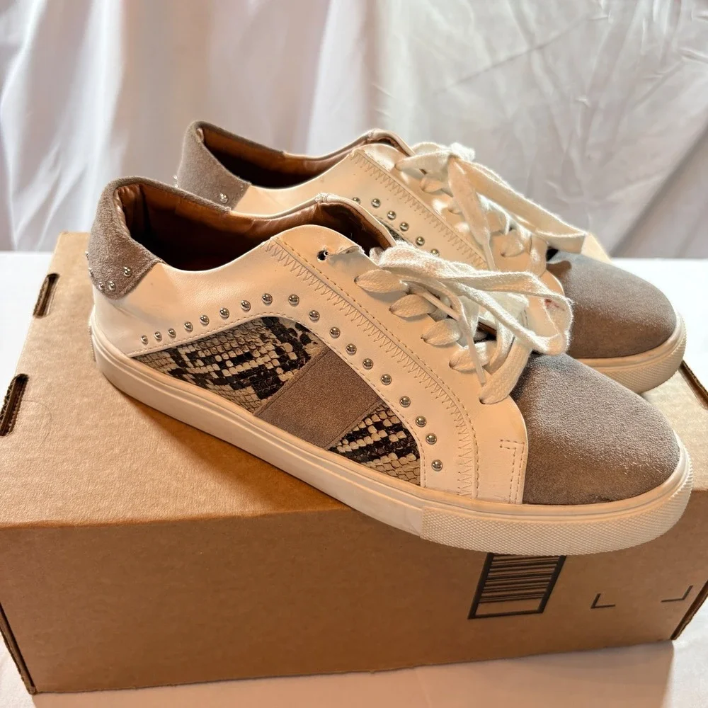 Steve Madden Annita Sneakers Womens 8 White Snakeskin Studded Leather Low Top